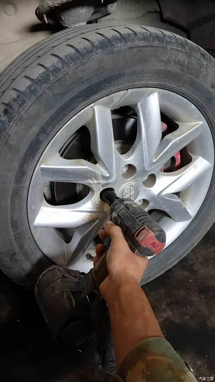 用电动扳手拆装螺丝,轻松多了,而且节省时间