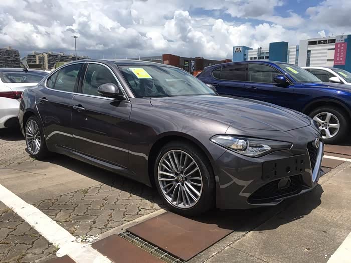 深圳第一台giulia维苏威火山灰豪华280提车