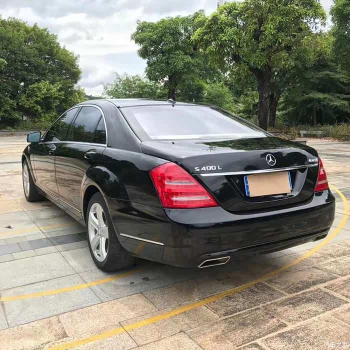黑色的奔驰s级别45度角彰显它的魅力后备箱空间充足爱了