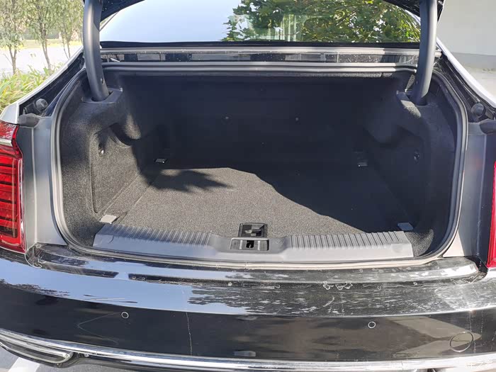 体验红旗h9的空间和舒适.