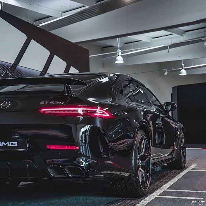 我觉得尾灯基本上继承了老cls的狐狸眼尾灯_奔驰amg论坛_汽车之家论坛