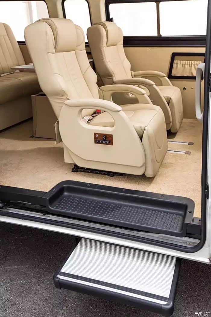 朋友那看到的大通v80换了座椅瞬间逼格满满