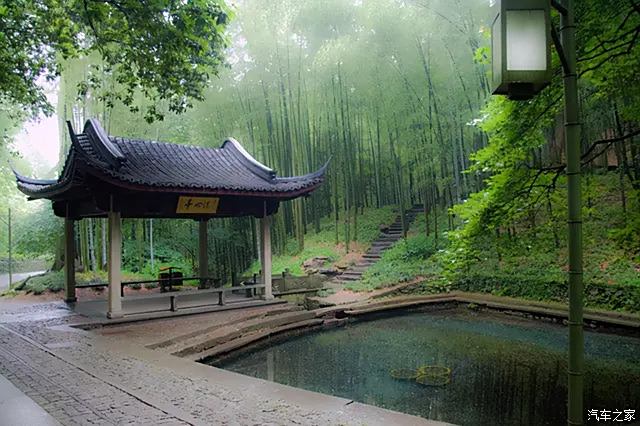 新西湖十景之雲棲竹徑位於五雲山西面山麓翠竹成蔭溪流叮咚