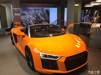 实拍伦敦奥迪城市展厅橙色敞篷r8 v10