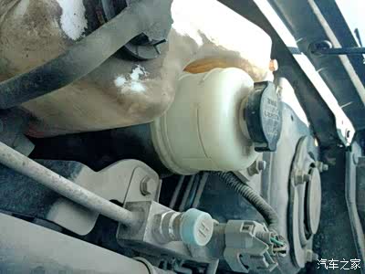 油壶可以看出已经在液位以实际  助力泵有点漏油在严重也懒管