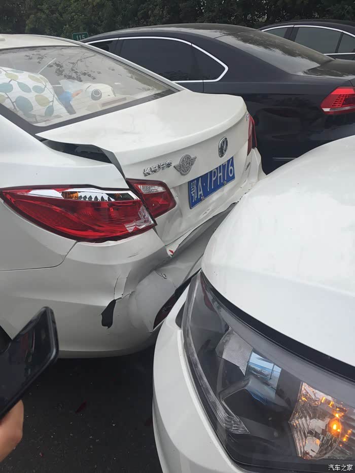 十一逸动被惨烈追尾