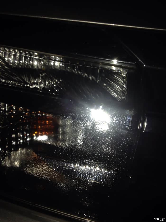 下雨天开车发现大灯有雾水