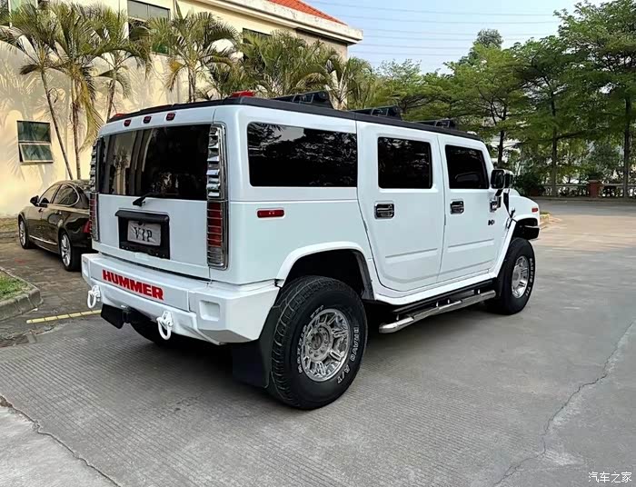 这样白色风格的悍马真是优美姿态,那进气格栅富有时尚感,我喜欢