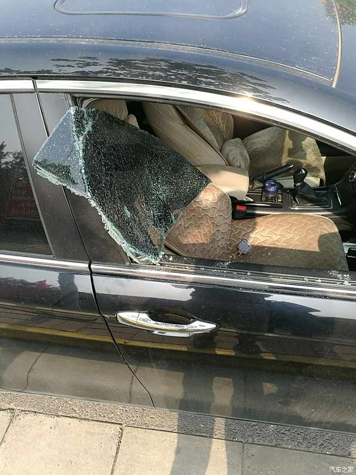 汽车车窗被砸的图片图片