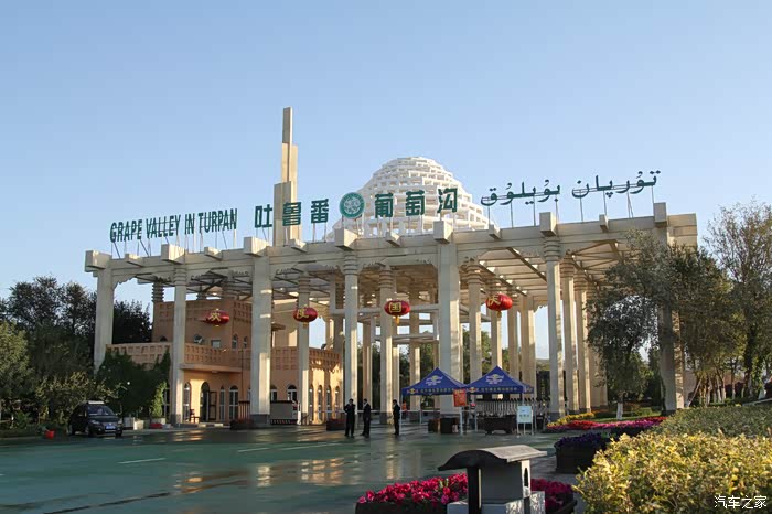葡萄沟的大门,很有气势,也很有新疆特色