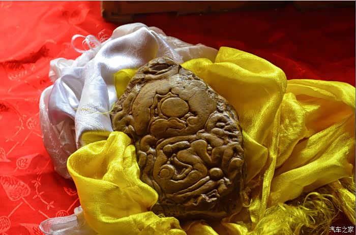 格聂三宝-------分别是母鹿角,法器海螺,心脏石.