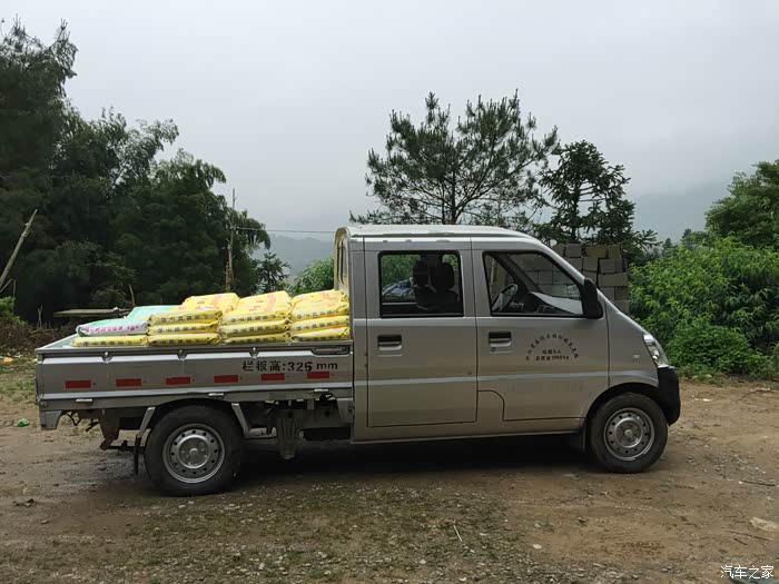 小卡装快2吨货.