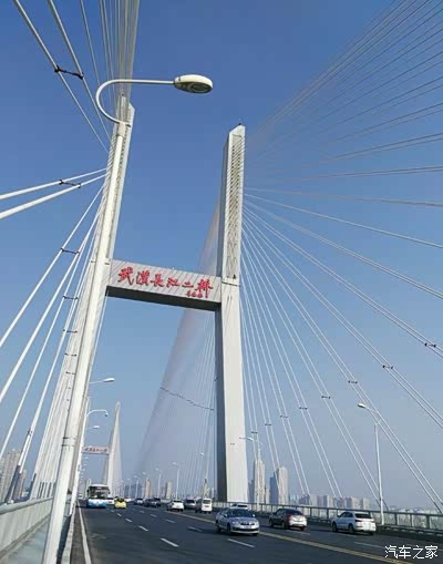 武汉长江大桥,是中国第一座横跨长江的桥梁,使人心旷神怡,浮想联翩,真