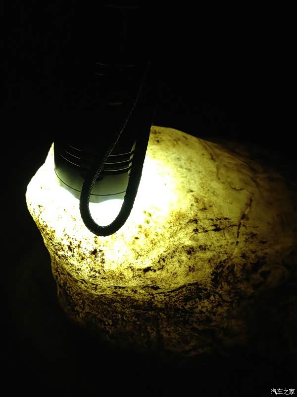 这是溶洞里面天然形成的玉石,透光性不错吧