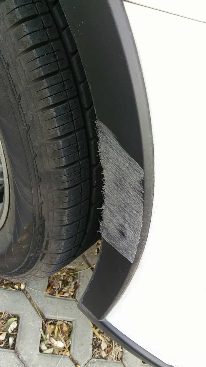前车轮眉刮擦,塑料那个,大家帮忙看看怎么处理