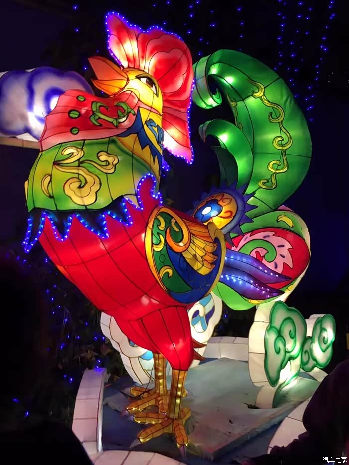 一只器宇轩昂的大公鸡.鸡年,肯定少不了以鸡为主题的花灯.