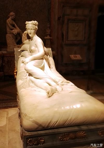 波利娜·波拿巴的雕像图片