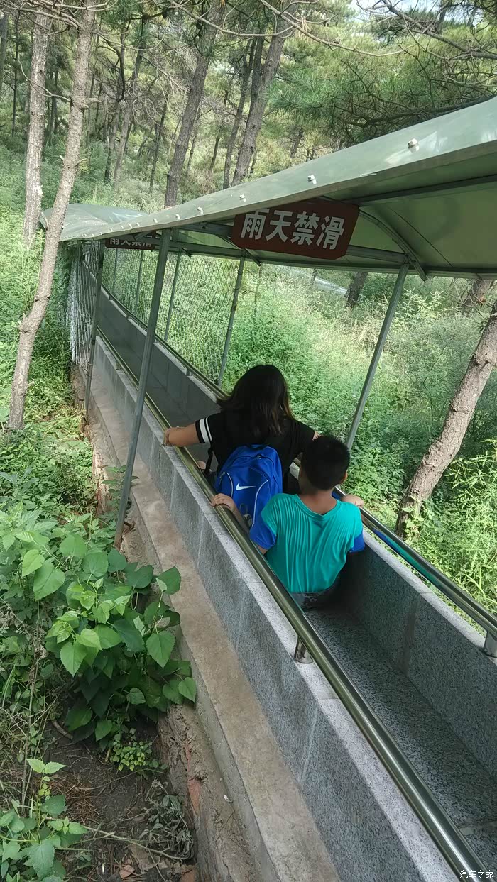 可以直接下山的滑道,大理石的全长600多米吧