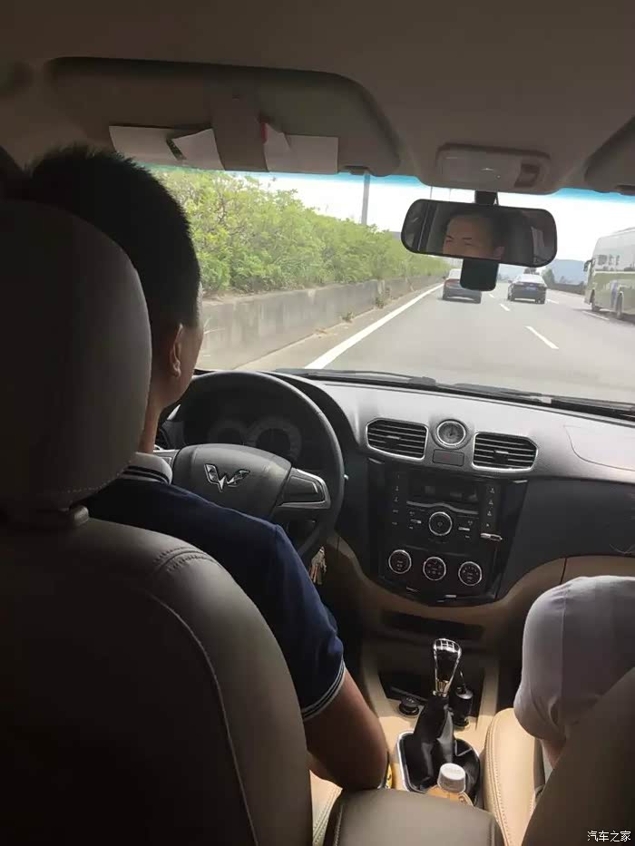 几天奔波,钢哥辛苦,生病还在陪我们,这是拿生命在开车