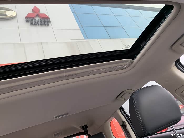 小天窗,要是大的全景天窗就好了.