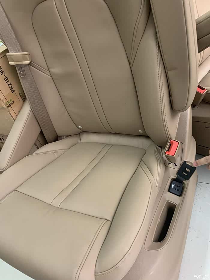 出gl8陆尊原拆后排真皮座椅