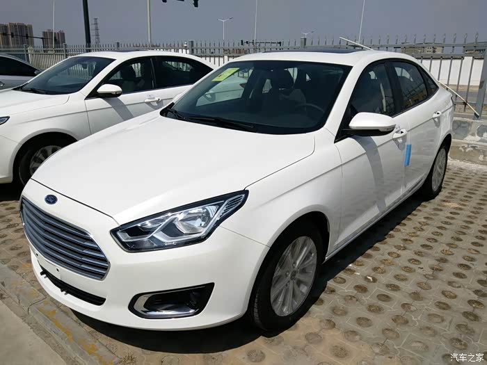 福睿斯17款自动时尚珍珠白,订车了,大家看看价格,西安