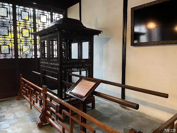 苏州网师园里的清代轿子,为盔顶红木仿竹节纹古轿,镂空雕刻精细