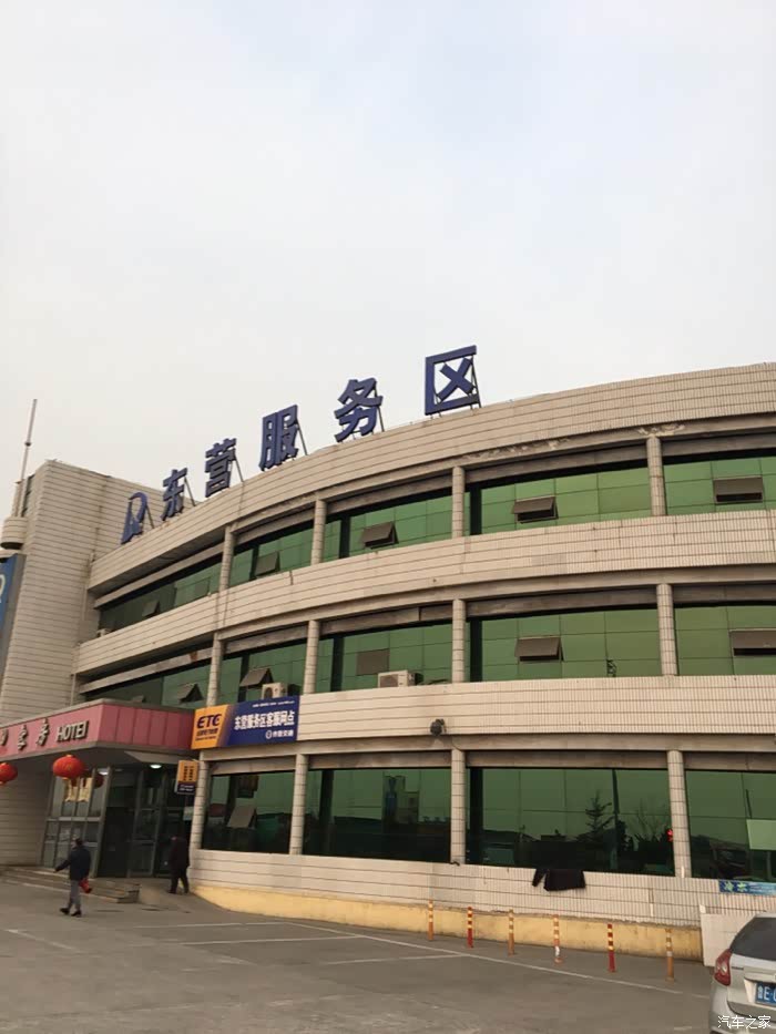 跑一段路休息的服务区.