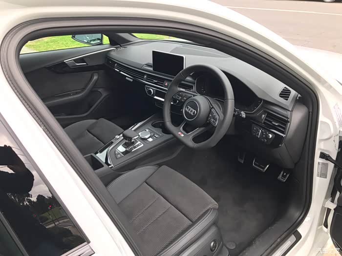 黑色内饰,sline自带平底方向盘