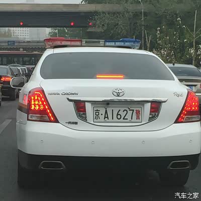 熊猫色皇冠警车,看到后小小激动了一下