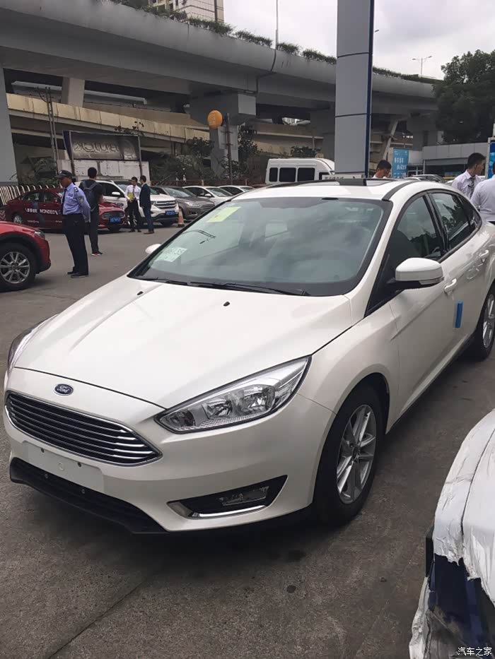 2017款福特福克斯10t珍珠白提车作业