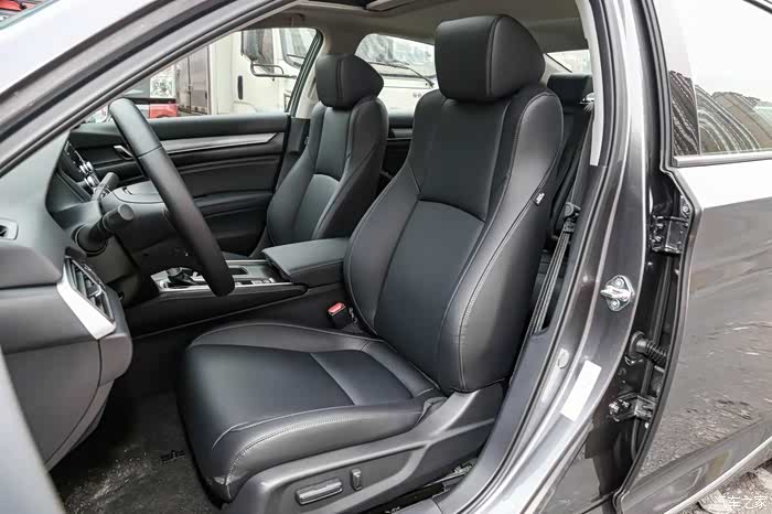 本田雅阁空间很大很受年轻人喜爱