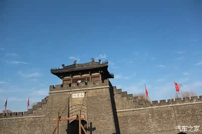 没有敌意而来守城将士将城门吊桥轻轻放我们跨过护城河打马进城哈哈哈