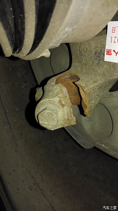 购车2年半,行驶258000公里,突然发生左前转向节断裂,亏得在小区内