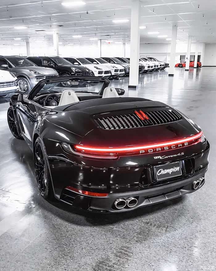 新款保时捷911的贯穿式尾灯,爱了