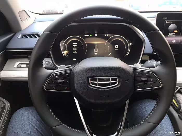 方向盘操纵灵敏,轻巧.