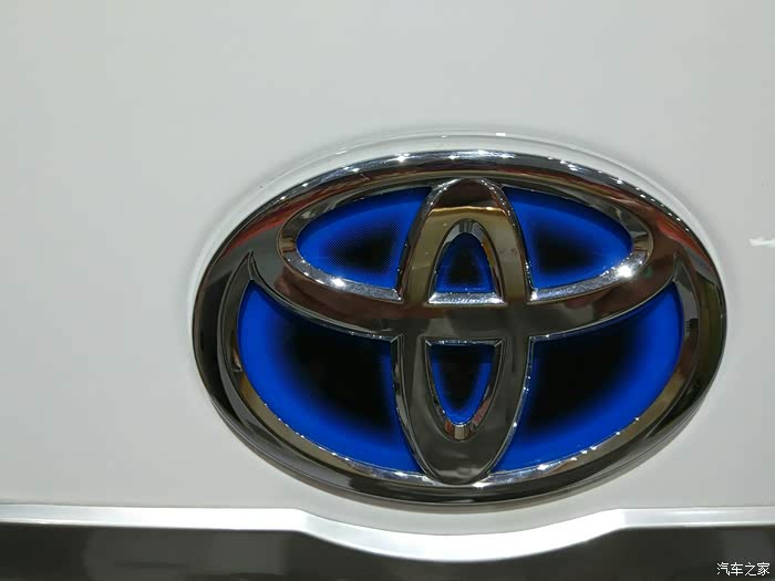 丰田混合动力独有的蓝色底蕴的牛头标,只有混合动力车辆才有哦.