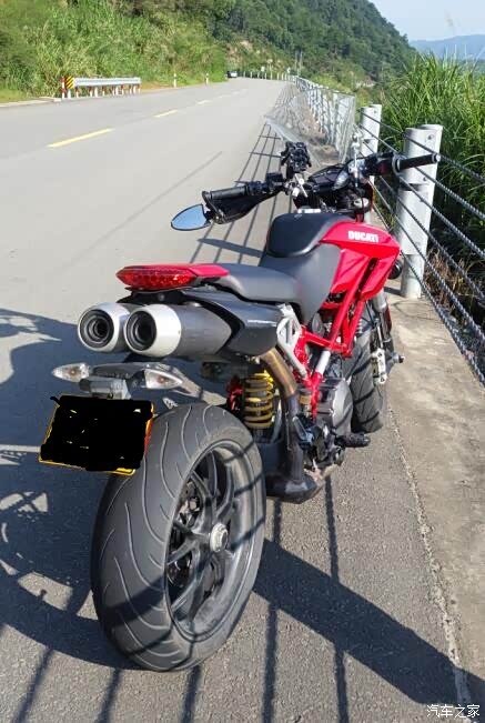 ducadi 骚红 单摇臂,一切单摇臂压弯不顺的都见鬼,自己看轮胎压得漂亮