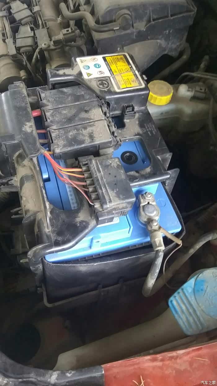 请问大家,电瓶缺电或没电了,仪表盘会有提示吗?