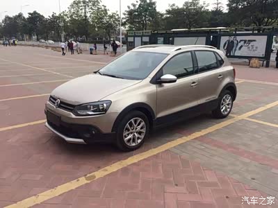 刚提车回来时候停在公司门口车颜色选皓月金虽然宣传册橙色但我们致