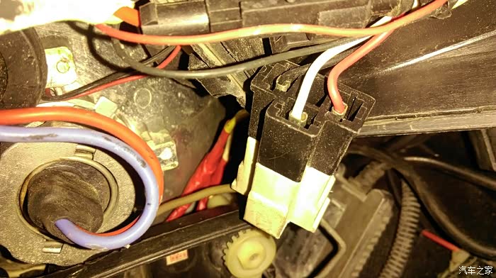 这就是h4线组的三角插头,插在大灯总成里面的