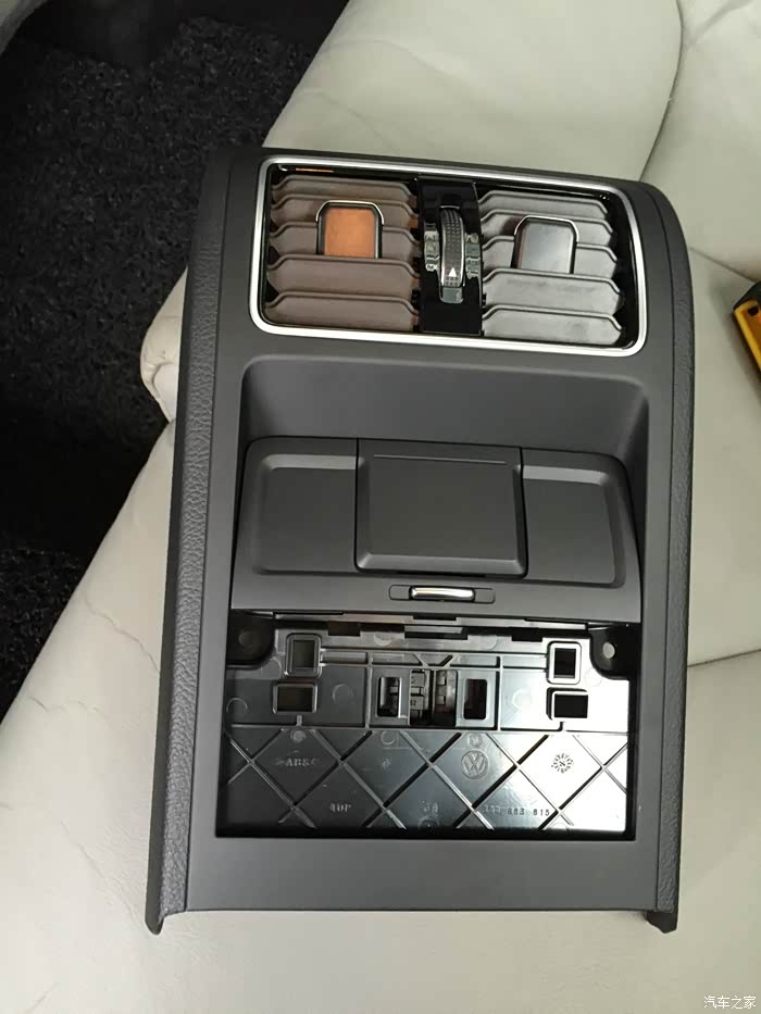 迈腾b6更换后备箱气压弹簧与后排出风口总成