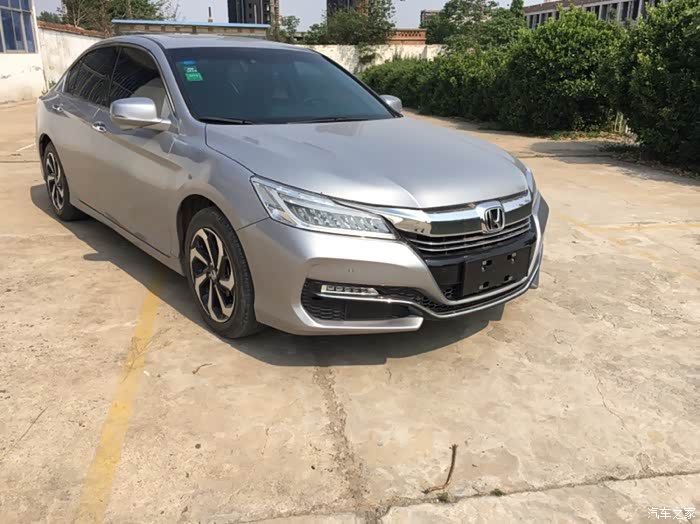 谁能发几张银色雅阁实车图阿