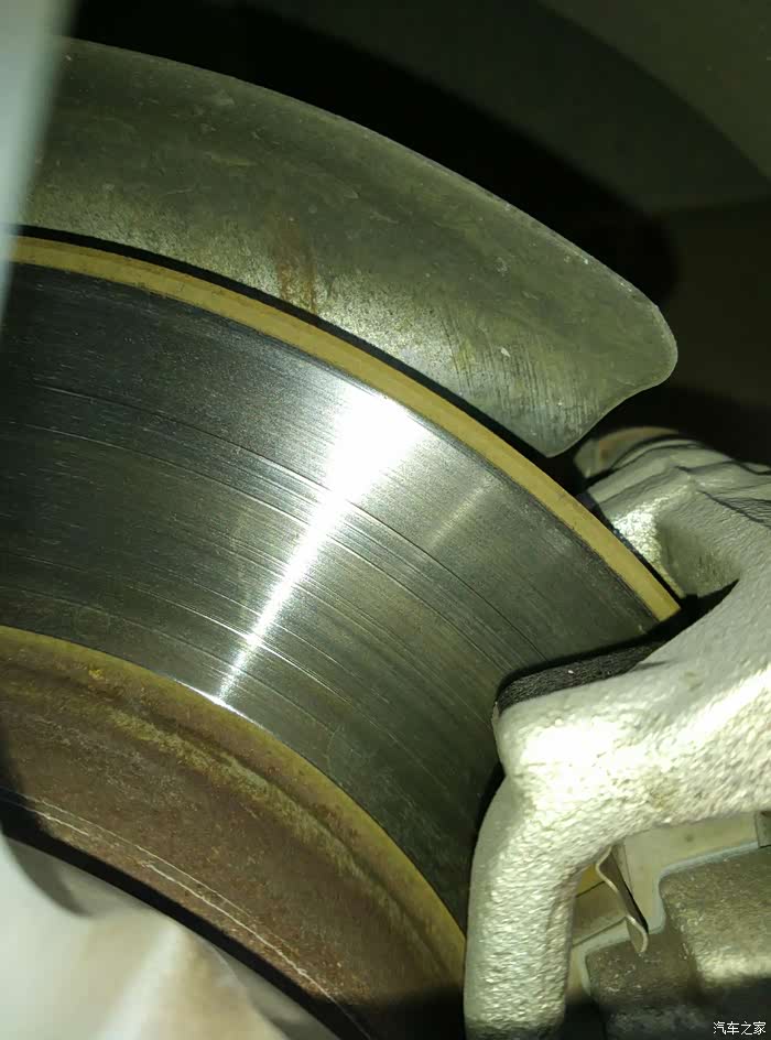 后轮刹车盘有几道凹痕,大神帮忙看看