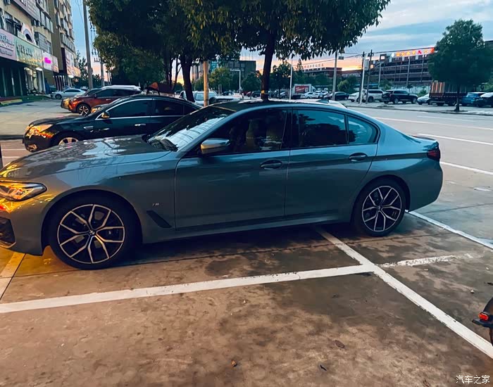 宝马530i轮毂刮花可以修复吗,还有后玻璃换一块多少钱