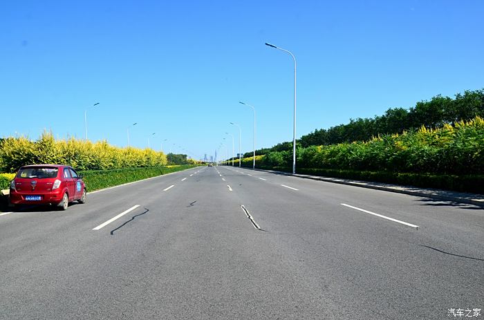 在g106國道上,路寬車少風景又好,停車拍一張.