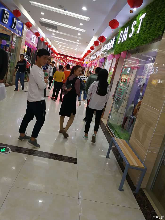 大侠7带我闯天涯,下雨天泥巴路的大侠7陪我逛地下商业街