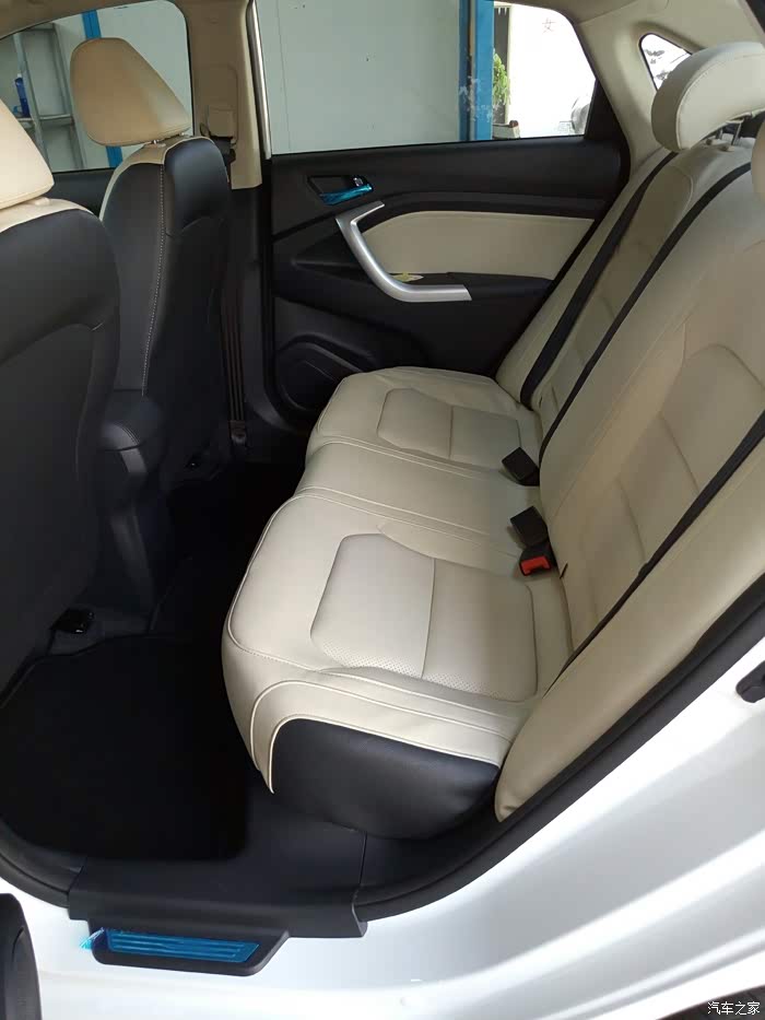 后排空间在同级别中中等.要是全黑内饰就!
