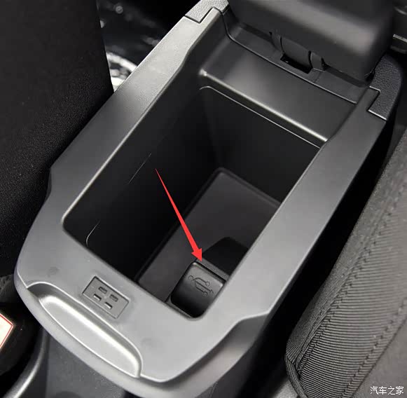 usb接口吧?在扶手箱内