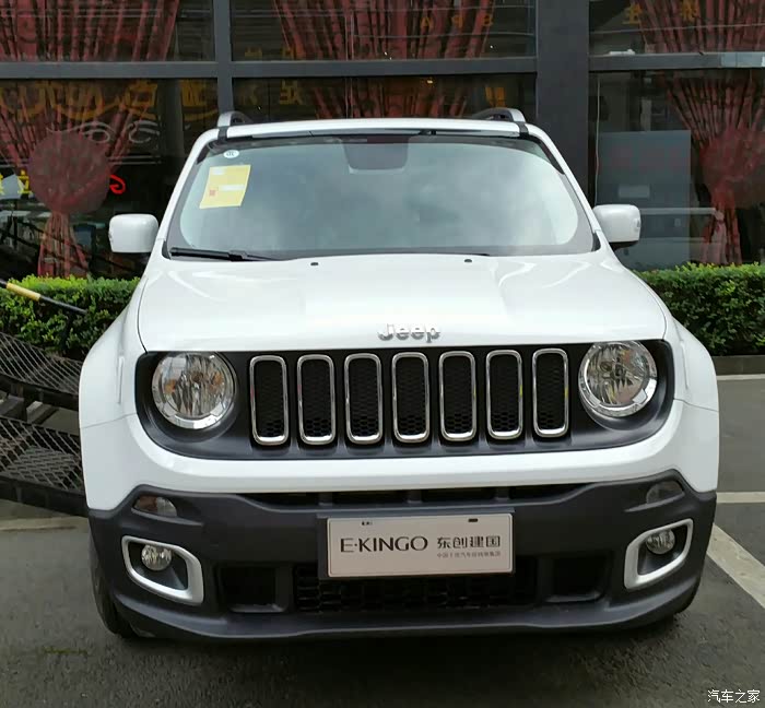 成都东浩jeep4s,白色自由侠到店